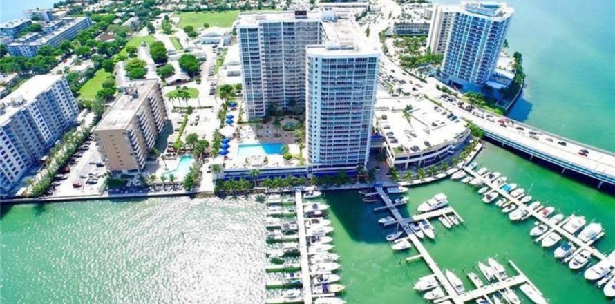 Condo in North Bay Village, Florida, 2 bedrooms  № 1057875