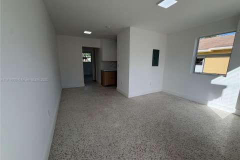 Villa ou maison à louer à Miami, Floride: 1 chambre, 48.77 m2 № 1973710 - photo 3