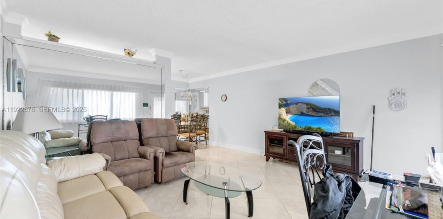 Кондоминиум с 1 спальней в Халландейл-Бич, Флорида № 1982043