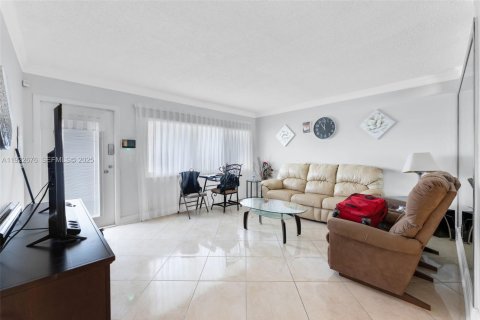 Купить кондоминиум в Халландейл-Бич, Флорида 1 спальня, 56.11м2, № 1982043 - фото 2