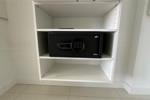 Condo in Bay Harbor Islands, Florida, 2 bedrooms  № 2053822 - photo 22