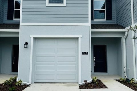 Townhouse in Dundee, Florida 3 bedrooms, 164.25 sq.m. № 2364651
