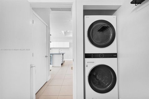 Copropriété à louer à Miami, Floride: 2 chambres, 116.59 m2 № 1896658 - photo 13
