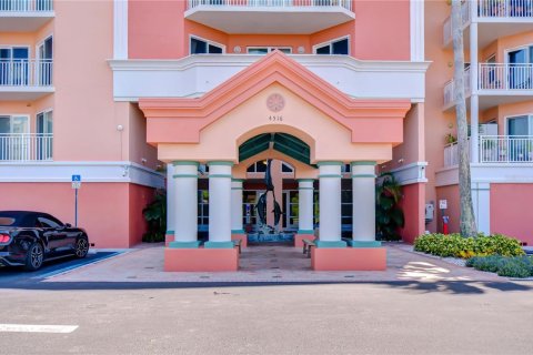 Condo in New Port Richey, Florida, 3 bedrooms  № 2324431 - photo 4