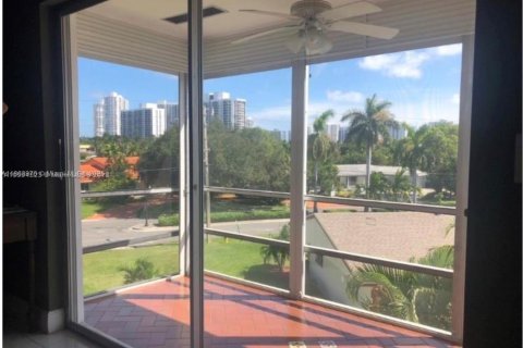 Condominio en alquiler en Hallandale Beach, Florida, 1 dormitorio, 66.89 m2 № 1891261 - foto 1