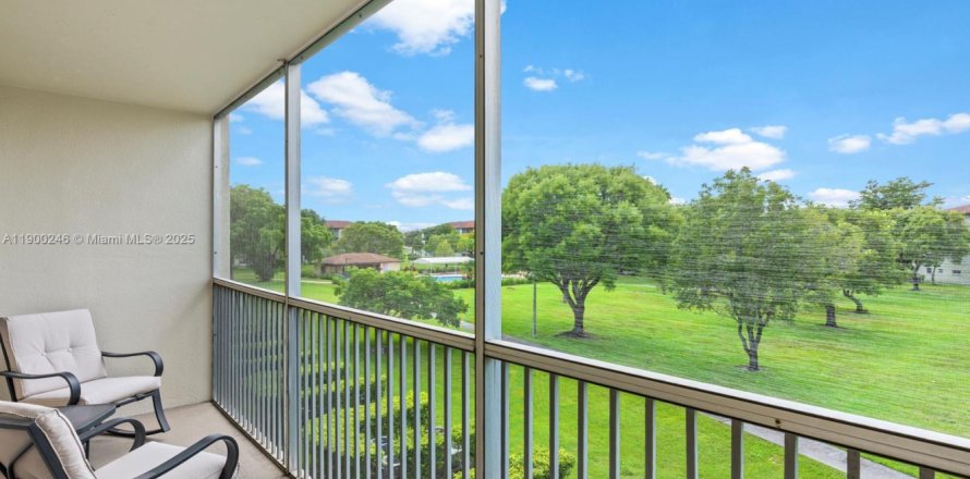 Condominio en Pembroke Pines, Florida, 2 dormitorios  № 1951950