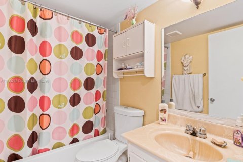 Condominio en venta en Pembroke Pines, Florida, 2 dormitorios, 96.99 m2 № 1951950 - foto 17