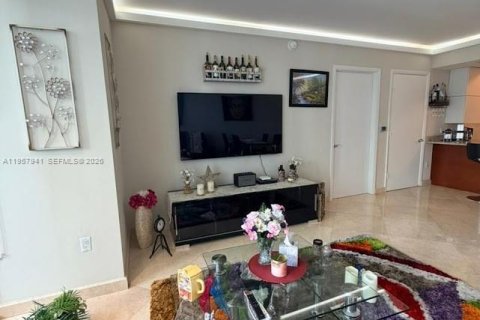 Condo in Hallandale Beach, Florida, 2 bedrooms № 2153590 - photo 9