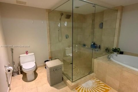 Condo in Hallandale Beach, Florida, 2 bedrooms № 2153590 - photo 22