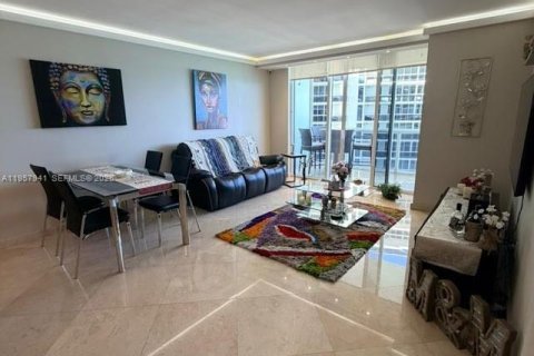 Condo in Hallandale Beach, Florida, 2 bedrooms № 2153590 - photo 3