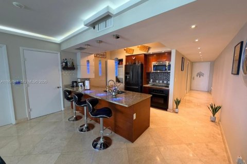 Condo in Hallandale Beach, Florida, 2 bedrooms № 2153590 - photo 14