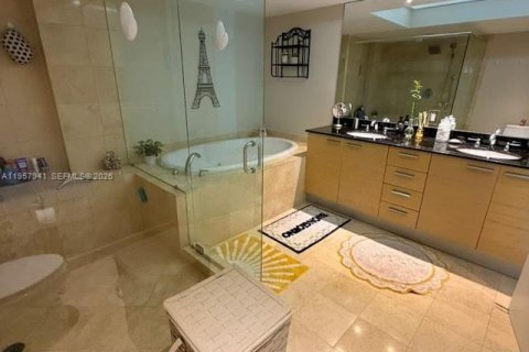 Condo in Hallandale Beach, Florida, 2 bedrooms № 2153590 - photo 23
