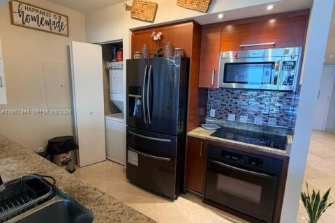 Condo in Hallandale Beach, Florida, 2 bedrooms № 2153590 - photo 12