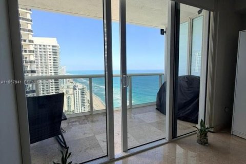 Condo in Hallandale Beach, Florida, 2 bedrooms № 2153590 - photo 2