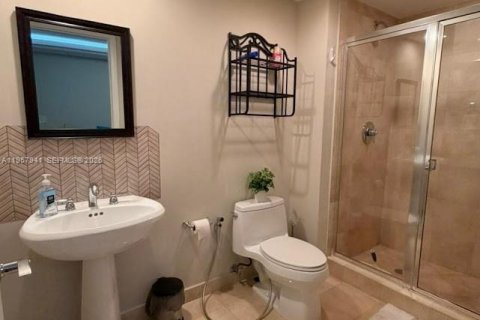 Condo in Hallandale Beach, Florida, 2 bedrooms № 2153590 - photo 26