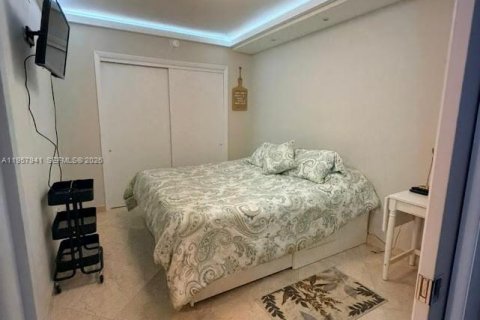 Condo in Hallandale Beach, Florida, 2 bedrooms № 2153590 - photo 29
