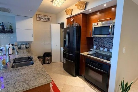 Condo in Hallandale Beach, Florida, 2 bedrooms № 2153590 - photo 11