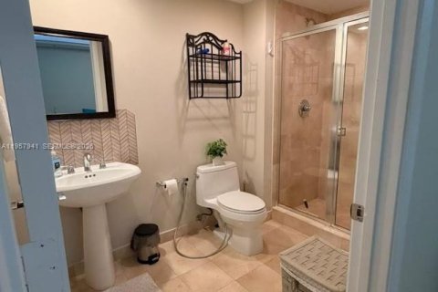 Condo in Hallandale Beach, Florida, 2 bedrooms № 2153590 - photo 27