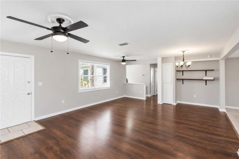 House in Tampa, Florida 4 bedrooms, 158.58 sq.m. № 2379422 - photo 4