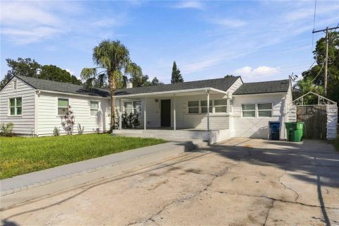 House in Tampa, Florida 4 bedrooms, 158.58 sq.m. № 2379422 - photo 3