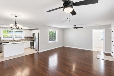 House in Tampa, Florida 4 bedrooms, 158.58 sq.m. № 2379422 - photo 6