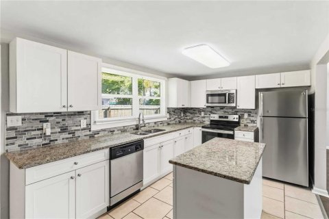 House in Tampa, Florida 4 bedrooms, 158.58 sq.m. № 2379422 - photo 8