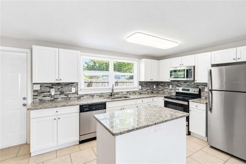 House in Tampa, Florida 4 bedrooms, 158.58 sq.m. № 2379422 - photo 7