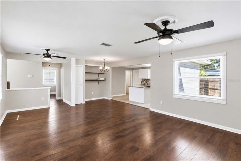 House in Tampa, Florida 4 bedrooms, 158.58 sq.m. № 2379422 - photo 5