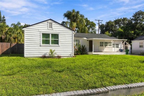 House in Tampa, Florida 4 bedrooms, 158.58 sq.m. № 2379422 - photo 2