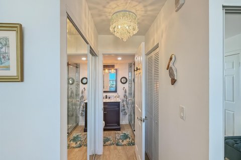 Condo in Pompano Beach, Florida, 1 bedroom № 2250240 - photo 12