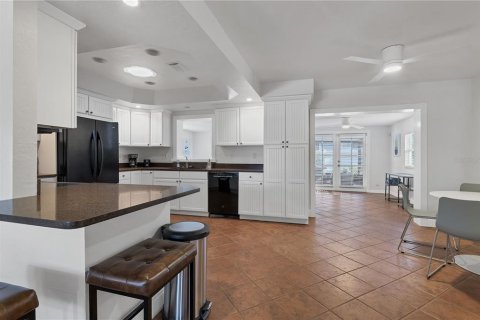 House in Sarasota, Florida 4 bedrooms, 163.51 sq.m. № 2238639 - photo 11