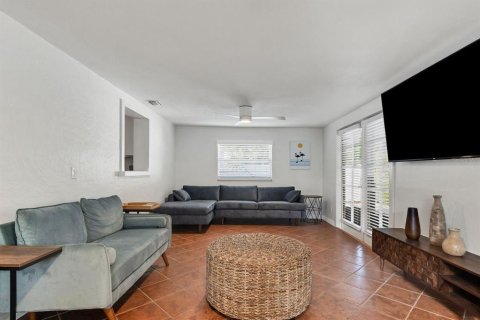 House in Sarasota, Florida 4 bedrooms, 163.51 sq.m. № 2238639 - photo 8