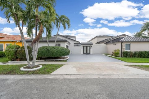 House in Miami Lakes, Florida 4 bedrooms, 243.4 sq.m. № 1946996 - photo 3
