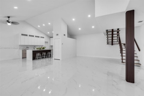 House in Miami Lakes, Florida 4 bedrooms, 243.4 sq.m. № 1946996 - photo 9