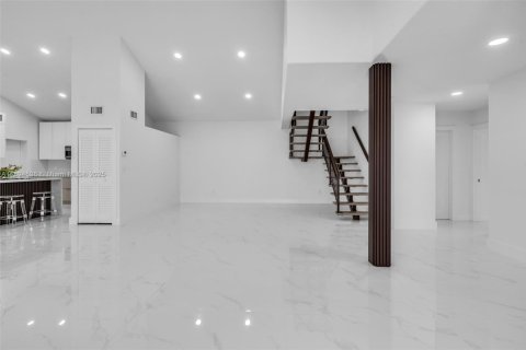 House in Miami Lakes, Florida 4 bedrooms, 243.4 sq.m. № 1946996 - photo 15