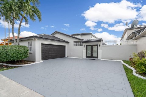 House in Miami Lakes, Florida 4 bedrooms, 243.4 sq.m. № 1946996 - photo 4