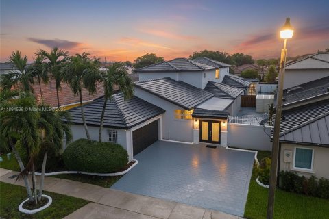 House in Miami Lakes, Florida 4 bedrooms, 243.4 sq.m. № 1946996 - photo 1