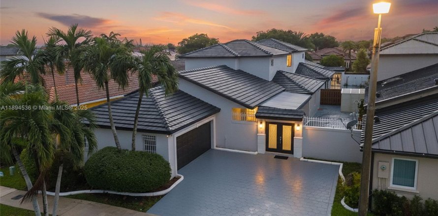 House in Miami Lakes, Florida 4 bedrooms, 243.4 sq.m. № 1946996