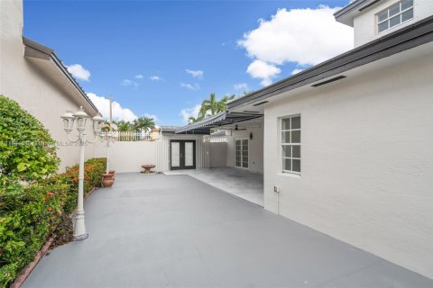 House in Miami Lakes, Florida 4 bedrooms, 243.4 sq.m. № 1946996 - photo 6