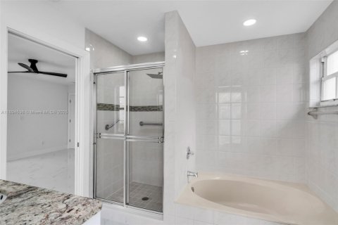 House in Miami Lakes, Florida 4 bedrooms, 243.4 sq.m. № 1946996 - photo 23