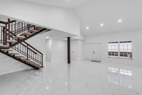 House in Miami Lakes, Florida 4 bedrooms, 243.4 sq.m. № 1946996 - photo 17