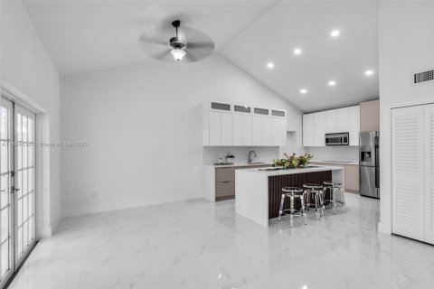 House in Miami Lakes, Florida 4 bedrooms, 243.4 sq.m. № 1946996 - photo 11