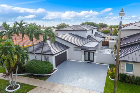 House in Miami Lakes, Florida 4 bedrooms, 243.4 sq.m. № 1946996 - photo 2
