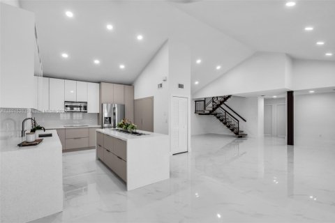 House in Miami Lakes, Florida 4 bedrooms, 243.4 sq.m. № 1946996 - photo 12