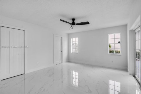 House in Miami Lakes, Florida 4 bedrooms, 243.4 sq.m. № 1946996 - photo 18