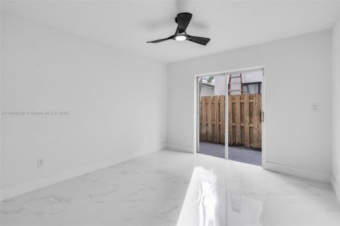 House in Miami Lakes, Florida 4 bedrooms, 243.4 sq.m. № 1946996 - photo 30