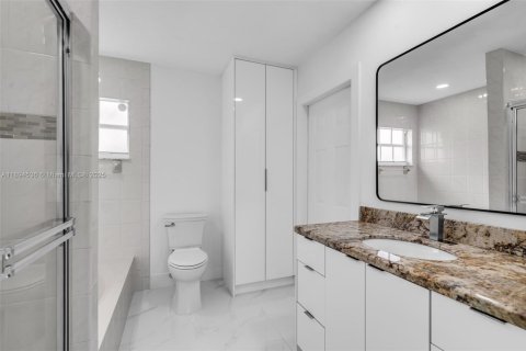 House in Miami Lakes, Florida 4 bedrooms, 243.4 sq.m. № 1946996 - photo 24