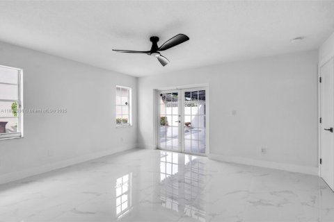 House in Miami Lakes, Florida 4 bedrooms, 243.4 sq.m. № 1946996 - photo 20