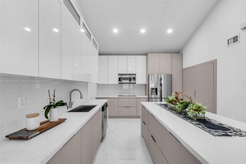 House in Miami Lakes, Florida 4 bedrooms, 243.4 sq.m. № 1946996 - photo 13