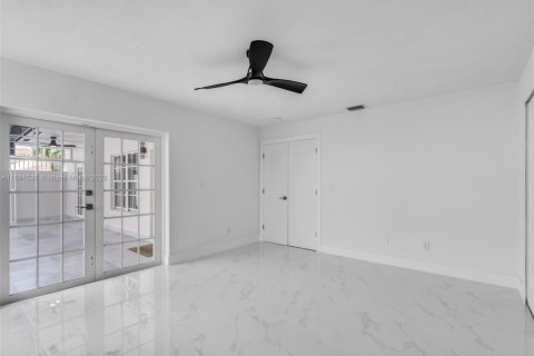 House in Miami Lakes, Florida 4 bedrooms, 243.4 sq.m. № 1946996 - photo 19